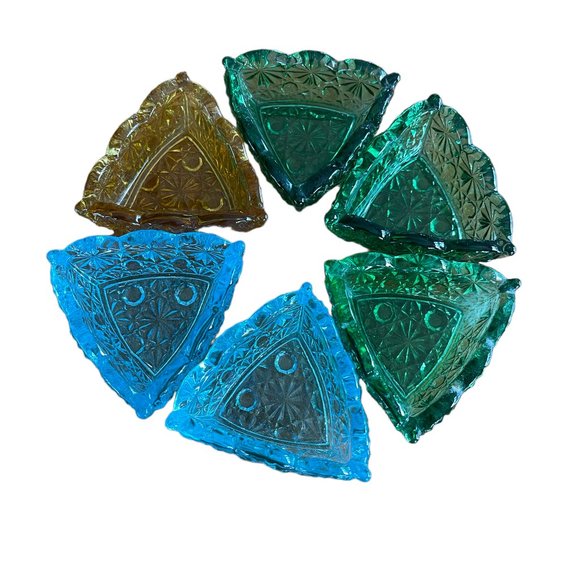 Vintage pinwheel scalloped edge triangle dish set - Picture 3 of 4